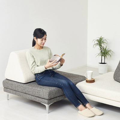 奥行のあるソファーと背もたれクッションを組み合わせることでゆったり過ごせる座り心地のソファです。