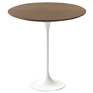 【優美な佇まい】流れるような曲線を描く一本脚が、空間に洗練されたモダンな印象を与えます。