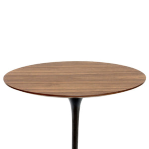 【上質なディテール】細部にまでこだわり抜かれた木目と滑らかな質感は、触れるたびに心地よさを感じさせます。