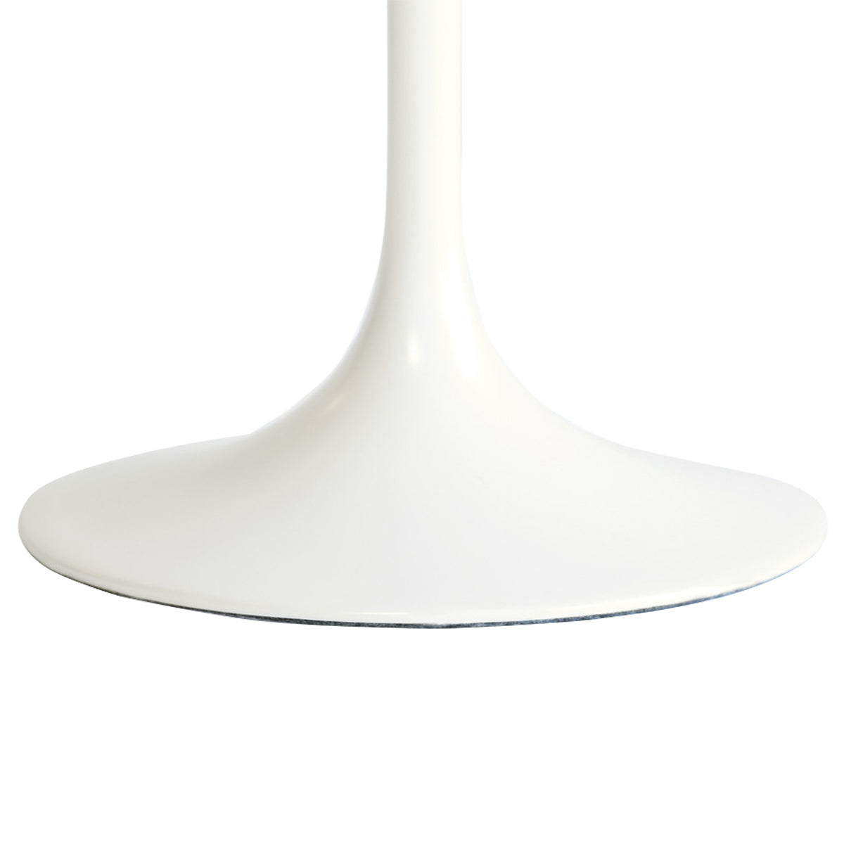 【空間に溶け込むフォルム】床との一体感を意識した美しいベースデザインが、お部屋に開放感を与えます。