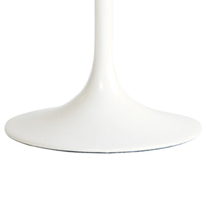 【空間に溶け込むフォルム】床との一体感を意識した美しいベースデザインが、お部屋に開放感を与えます。