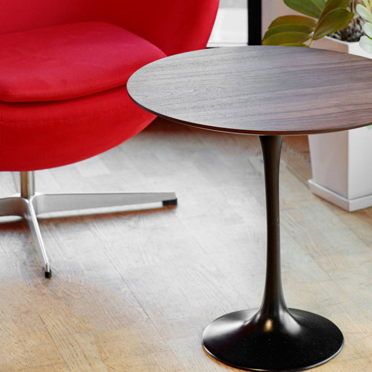 【寛ぎのひとときを】パーソナルチェアの隣に置けば、読書やお茶を楽しむための最適なパートナーに。