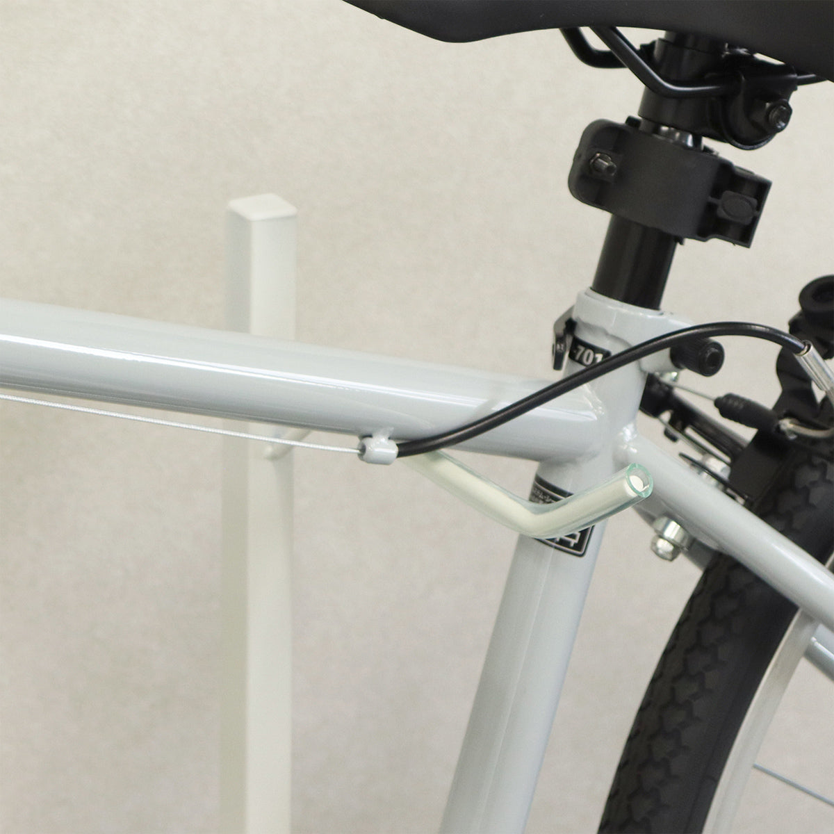 【傷つき防止設計】自転車のフレームを優しく保護するPVC製チューブがフックに巻かれています。