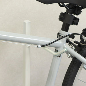 【傷つき防止設計】自転車のフレームを優しく保護するPVC製チューブがフックに巻かれています。