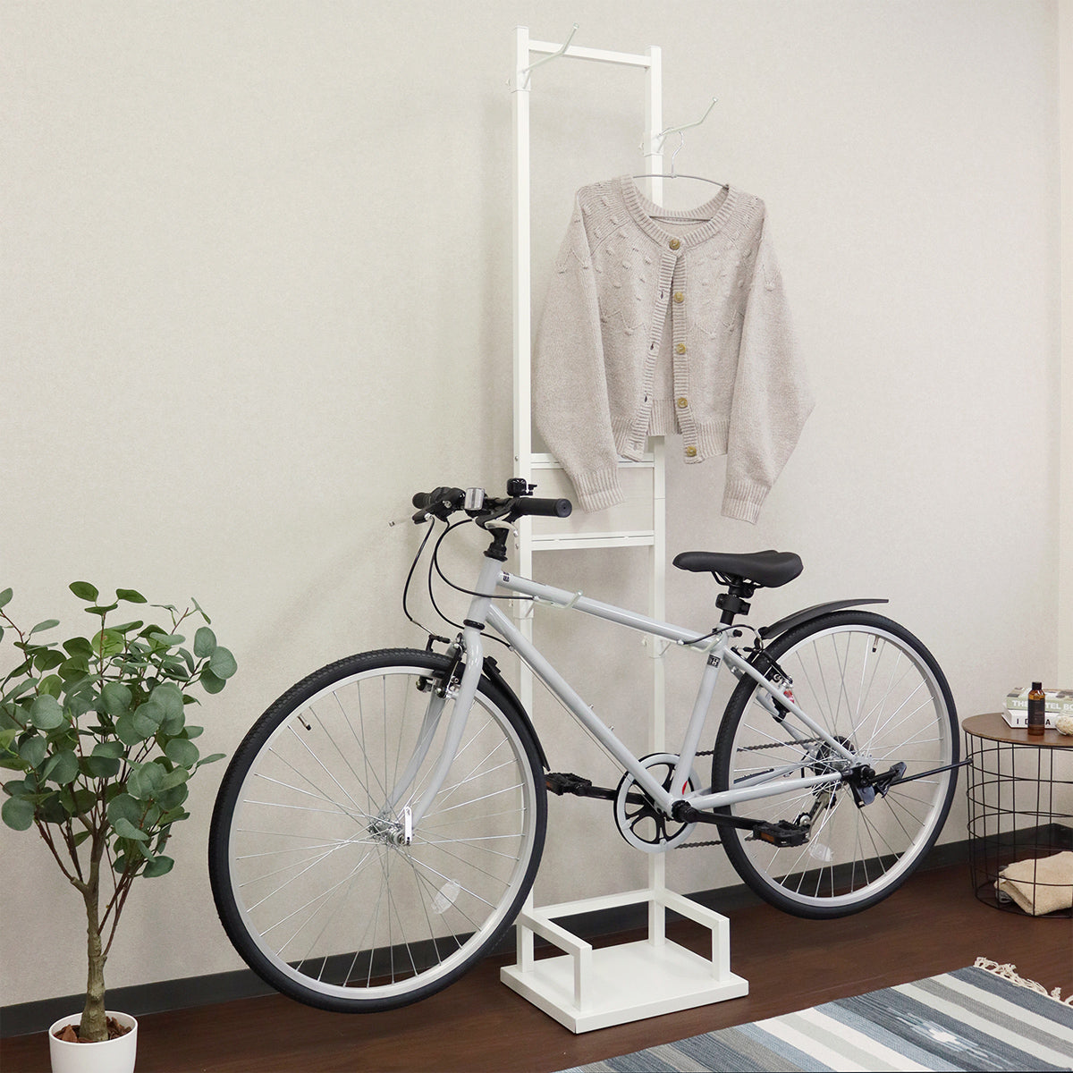 【多機能な空間活用】自転車だけでなく、衣類の一時掛けにも使える便利なフリースペース。