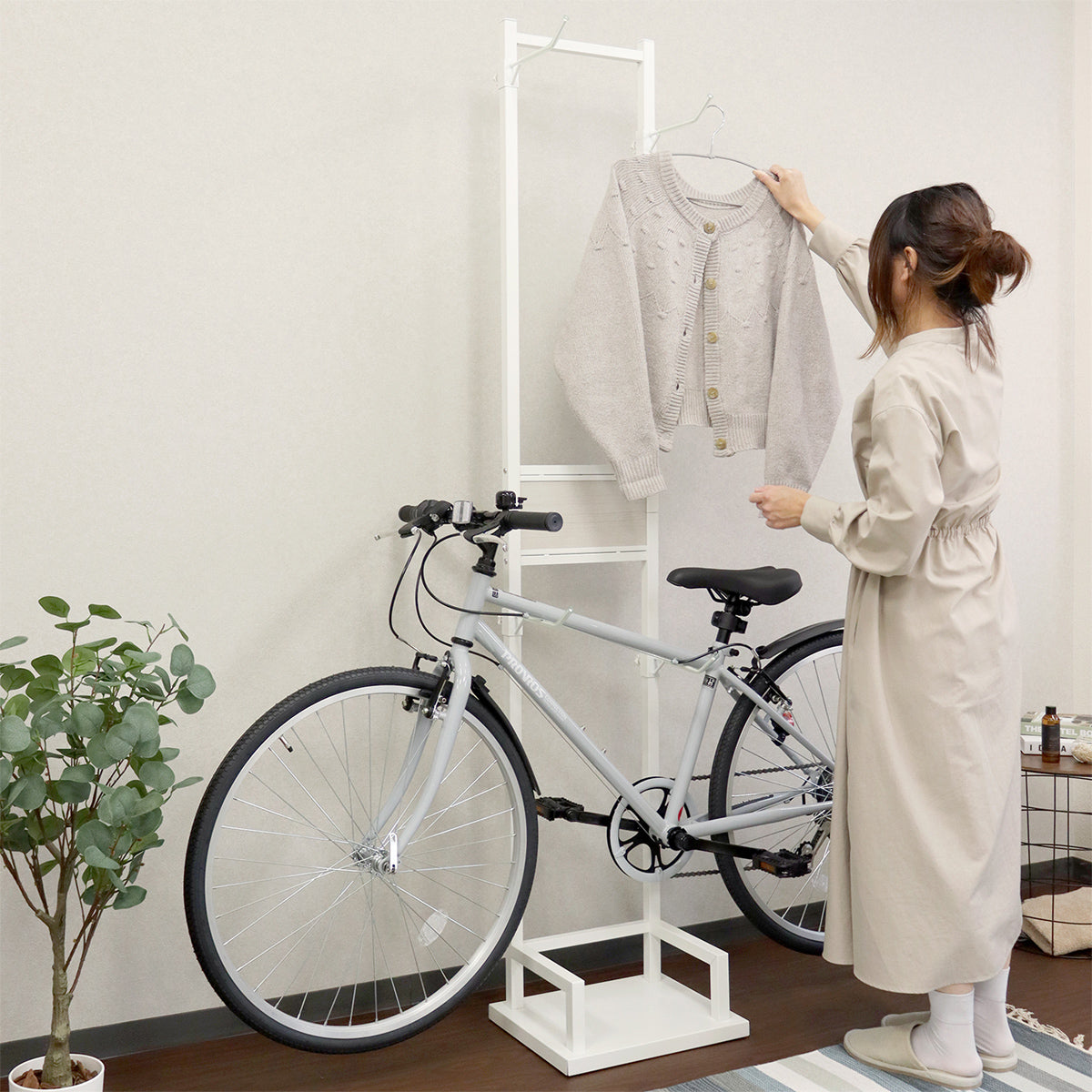 【ライフスタイルに寄り添う】日常のちょっとした衣類掛けとしても活躍する、使い勝手の良いデザイン。