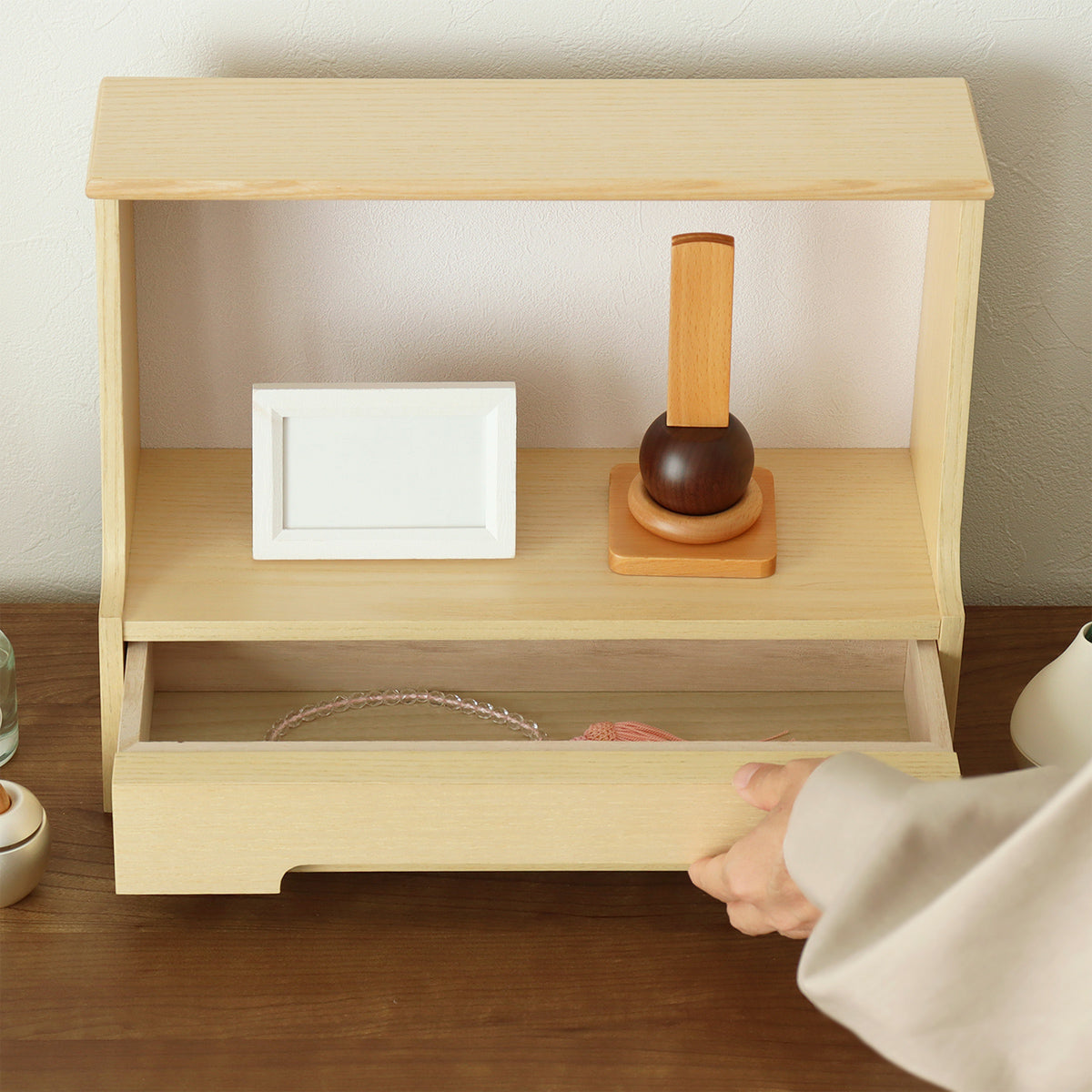 【大切なものを仕舞える引出し】大切な数珠や思い出の品、お線香のストックなどを引出しにそっと仕舞っておけるので、祈りの空間をいつも美しく保てます。