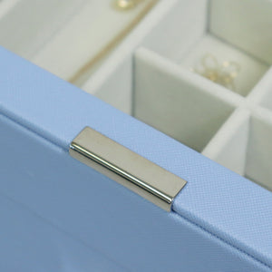 【スタイリッシュな金具】シルバーカラーの留め具が、デザインのアクセントとなり高級感を添えます。