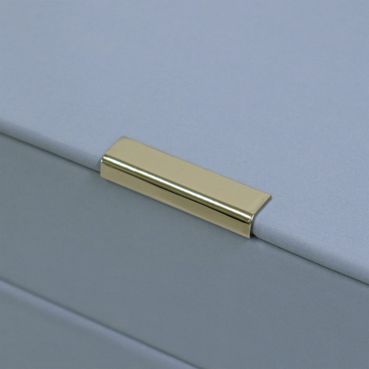 【上質なゴールド金具】輝く金具がアクセントとなり、デザイン全体の高級感を一層引き立てます。