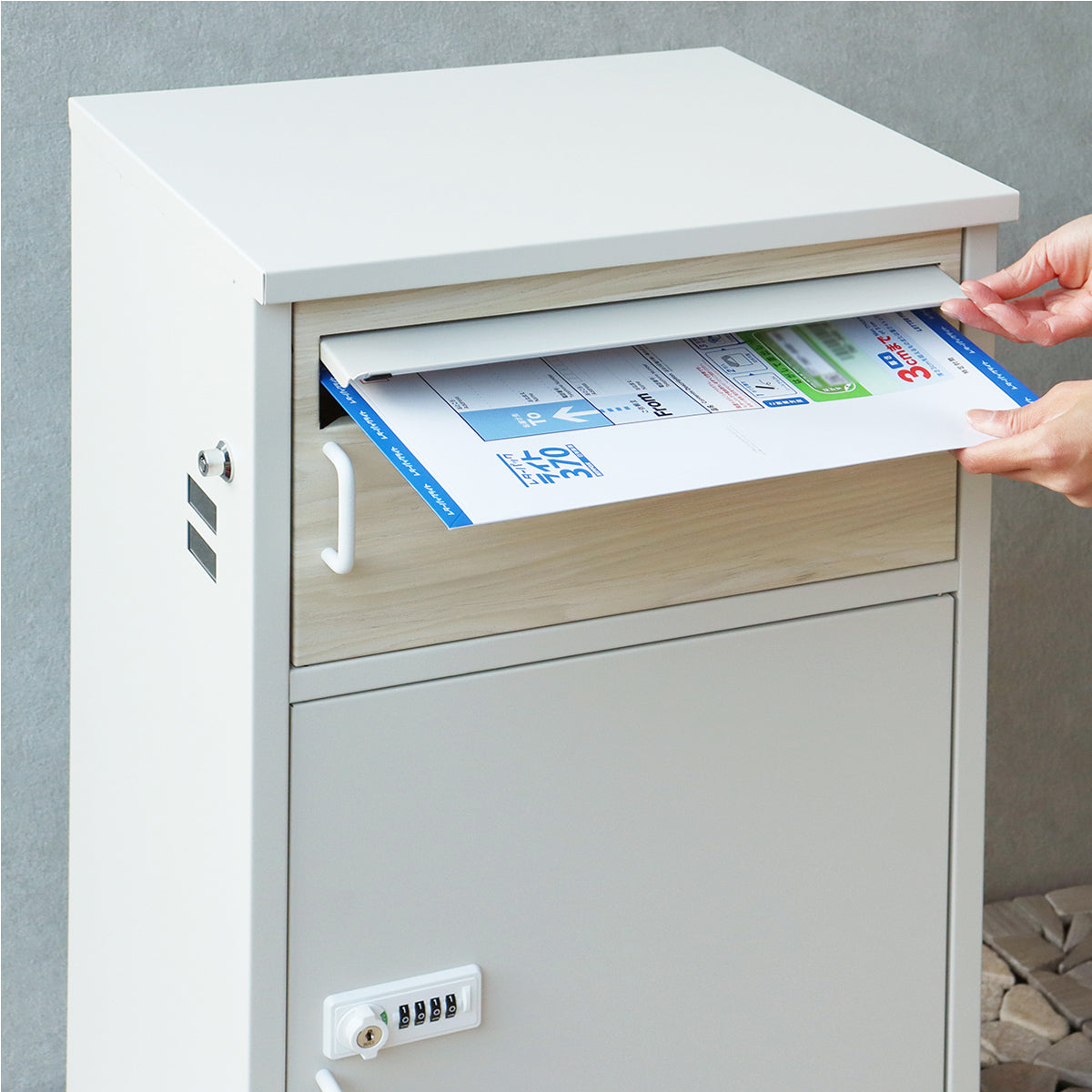 【大きな郵便物も安心の投函口】A4サイズや厚みのあるカタログもスムーズに投函できるワイド設計です。
