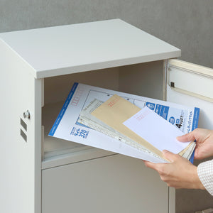【取り出しやすい設計でストレスフリー】開口部が広く、奥に届いた郵便物も楽に取り出すことができます。