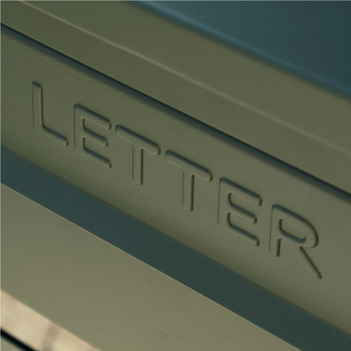 【さりげないロゴのアクセント】立体的に刻印された「LETTER」の文字が、デザインに上質なアクセントを加えています。