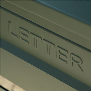 【さりげないロゴのアクセント】立体的に刻印された「LETTER」の文字が、デザインに上質なアクセントを加えています。