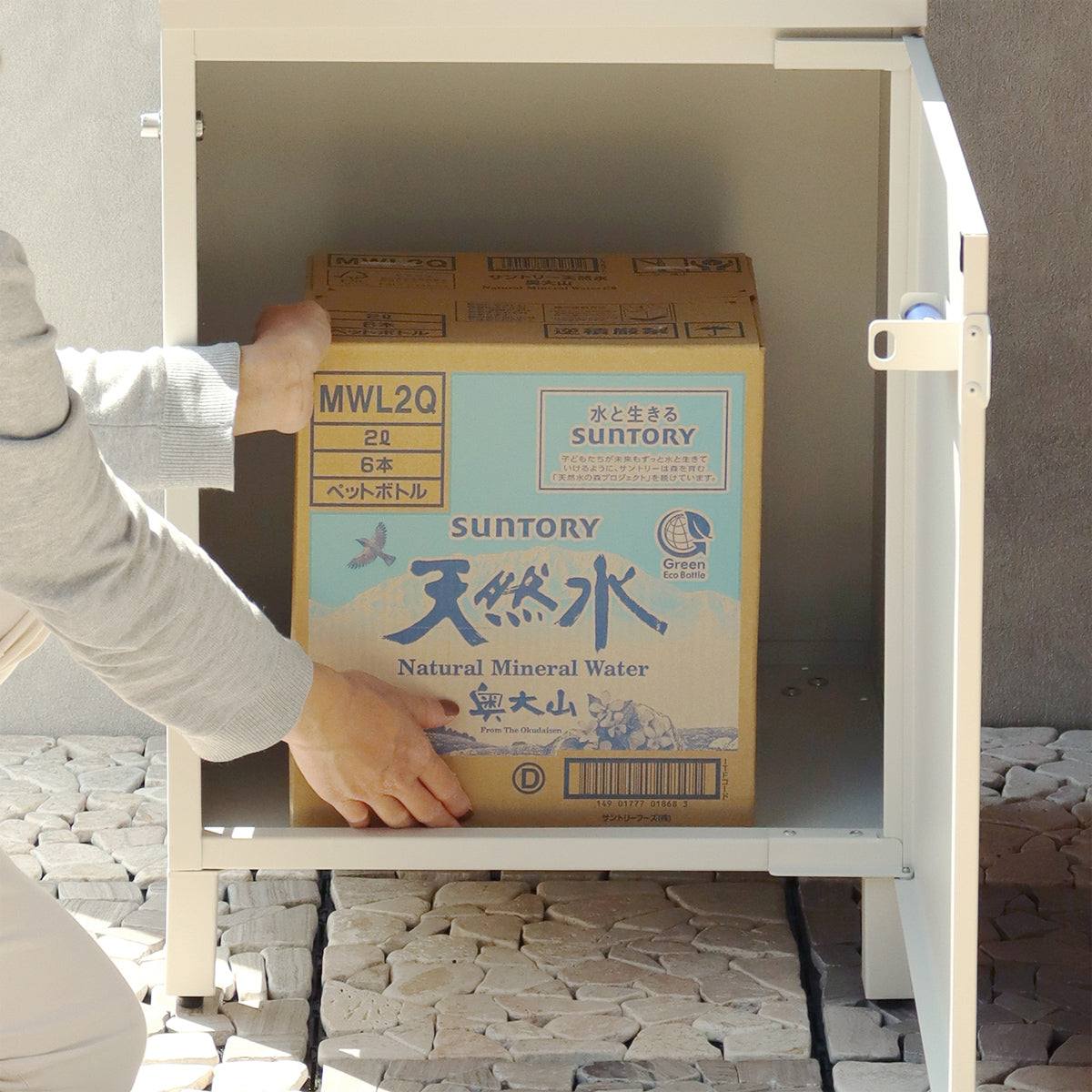 【大容量収納】2Lペットボトル6本入りもすっぽり収まる、頼れる収納力です。