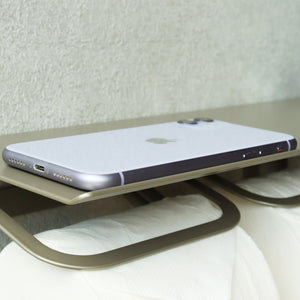 【携帯電話も安心】スマートフォンの置き場所としても最適で、ゆったりと過ごせる空間をサポートします。