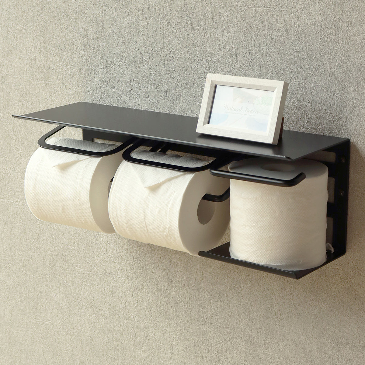 【3ロール収納で安心】使用中のペーパーと予備2個を常備でき、ゆとりのあるトイレ空間を提供します。