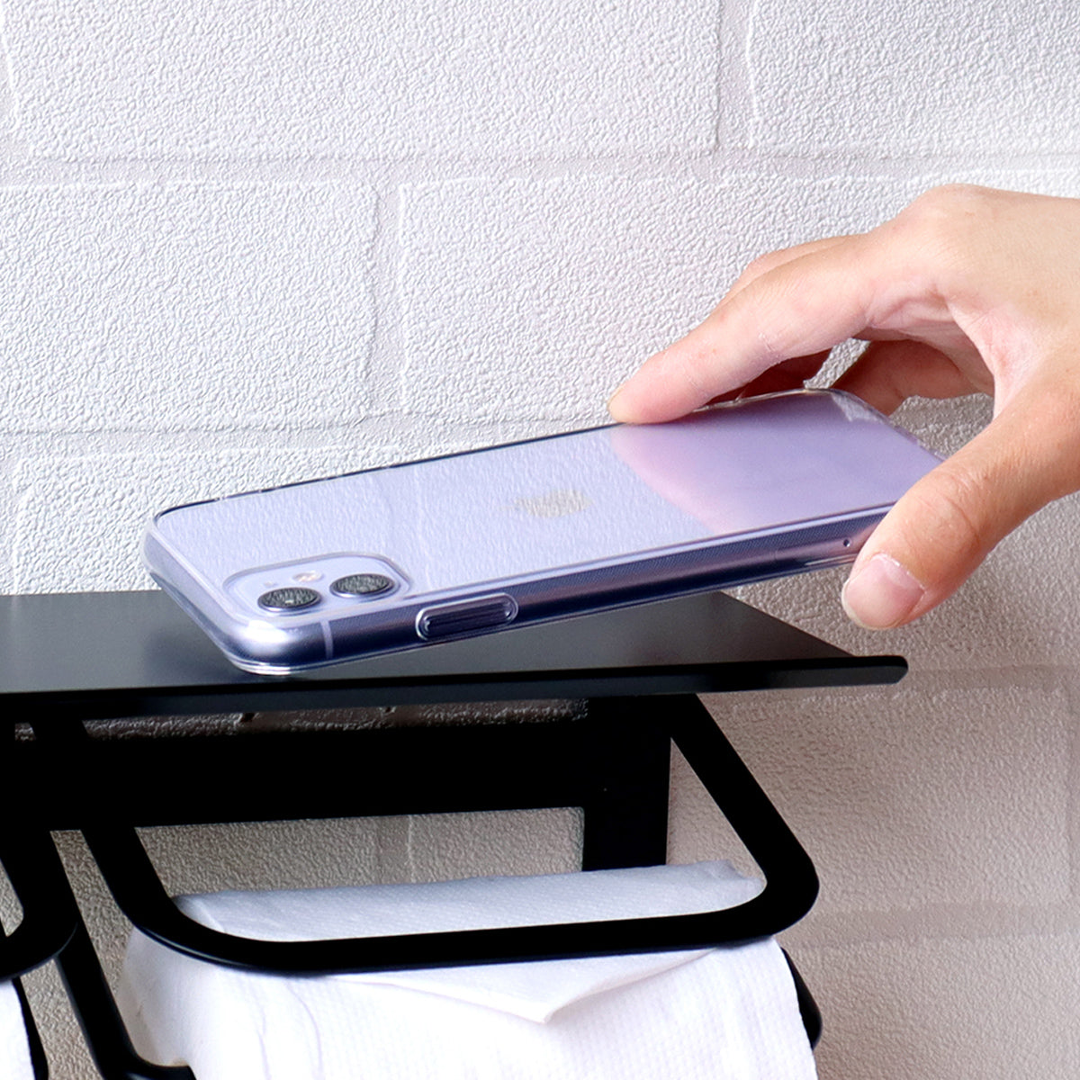 【スマホの指定席は、ここに決まり】トイレに持ち込むのが当たり前になった携帯電話も、奥行きのあるフラットな天板があれば、そこがまるで指定席のように安心して置ける場所に早変わりする。