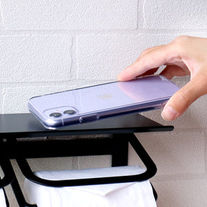 【スマホの指定席は、ここに決まり】トイレに持ち込むのが当たり前になった携帯電話も、奥行きのあるフラットな天板があれば、そこがまるで指定席のように安心して置ける場所に早変わりする。