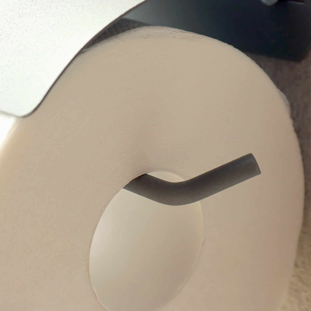 【毎日の使いやすさを追求した形】ペーパーの芯にすっと収まりながら、絶妙な角度で抜け落ちを防ぐバーの形状は、毎日の使い心地をとことん追求した証です。