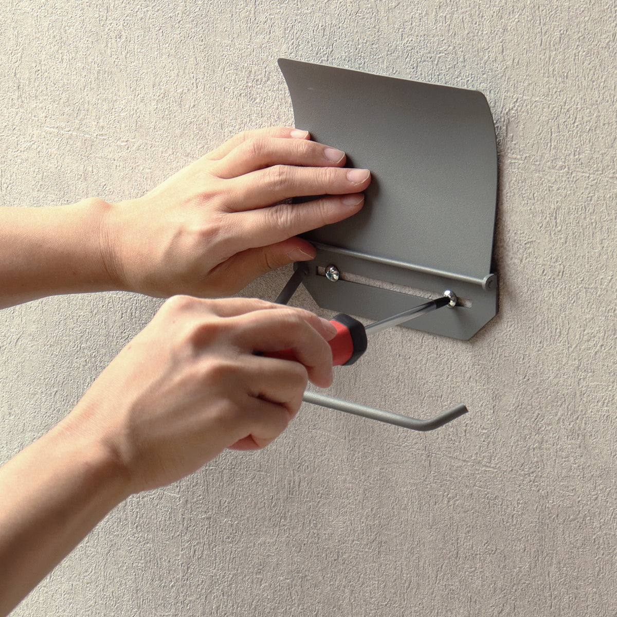 【取付は簡単】ご自身で手軽に設置できるため、すぐに快適なトイレ空間が実現します。