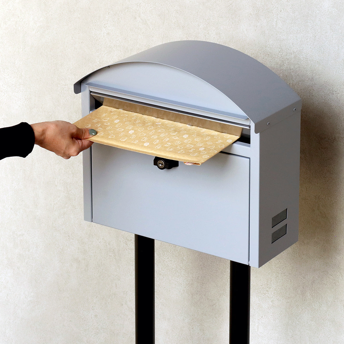 【大切な郵便物を、美しく受け取る】
A4サイズのカタログや角形2号封筒もすっぽりと収まるワイドな投函口だから、大切な書類を折り曲げることなく、きれいな状態のまま受け取れます。