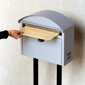 【大切な郵便物を、美しく受け取る】
A4サイズのカタログや角形2号封筒もすっぽりと収まるワイドな投函口だから、大切な書類を折り曲げることなく、きれいな状態のまま受け取れます。