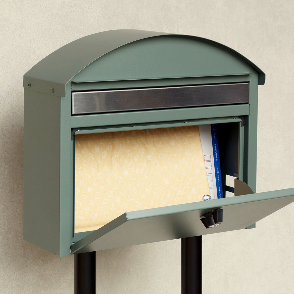 【見た目以上の、たっぷり収納力】
コンパクトに見えても、数日分の新聞や厚みのあるカタログもしっかり収まる大容量だから、旅行などで少し家を空ける時でも安心です。