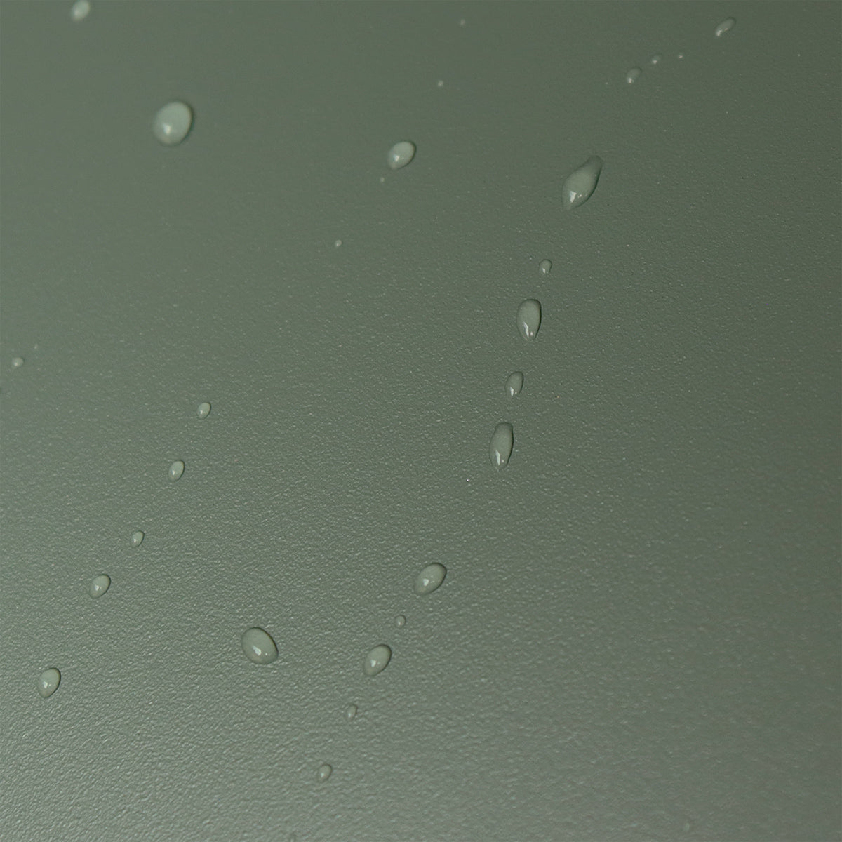 【錆びにくく、長く使える】
本体には、錆の発生を抑えるガルバナイズド処理を施したスチールを使用しているため、長く美しい状態を保ってお使いいただけます。