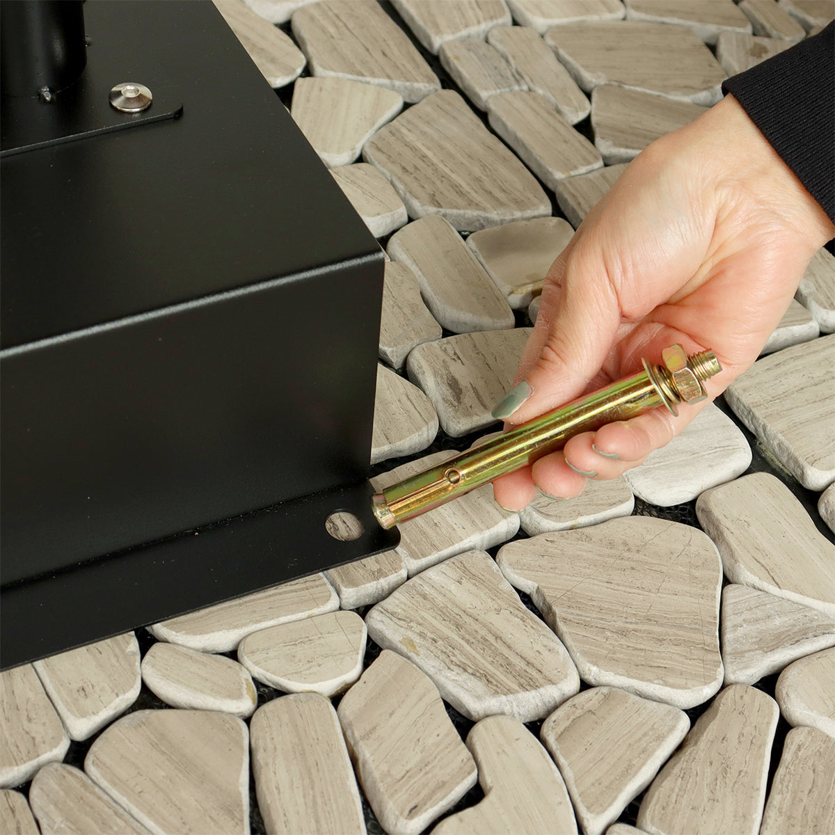 【万が一の転倒にも備えて】
付属のアンカーボルトで地面にしっかりと固定できるので、台風などの強風が心配な日でも、ポストが転倒するのを防いでくれて安心です。