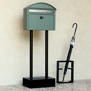 【玄関を彩るアースカラー】
深みのあるフォレストグリーンは、植物やお手持ちの傘立てとも相性が良く、玄関周りをおしゃれで統一感のある空間へと変えてくれます。