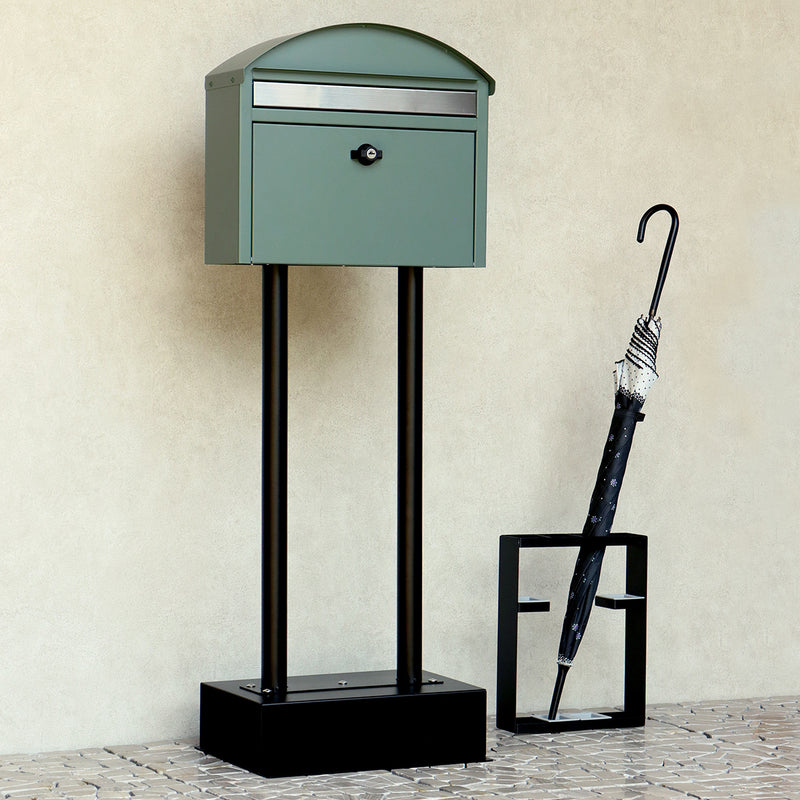 【玄関を彩るアースカラー】
深みのあるフォレストグリーンは、植物やお手持ちの傘立てとも相性が良く、玄関周りをおしゃれで統一感のある空間へと変えてくれます。