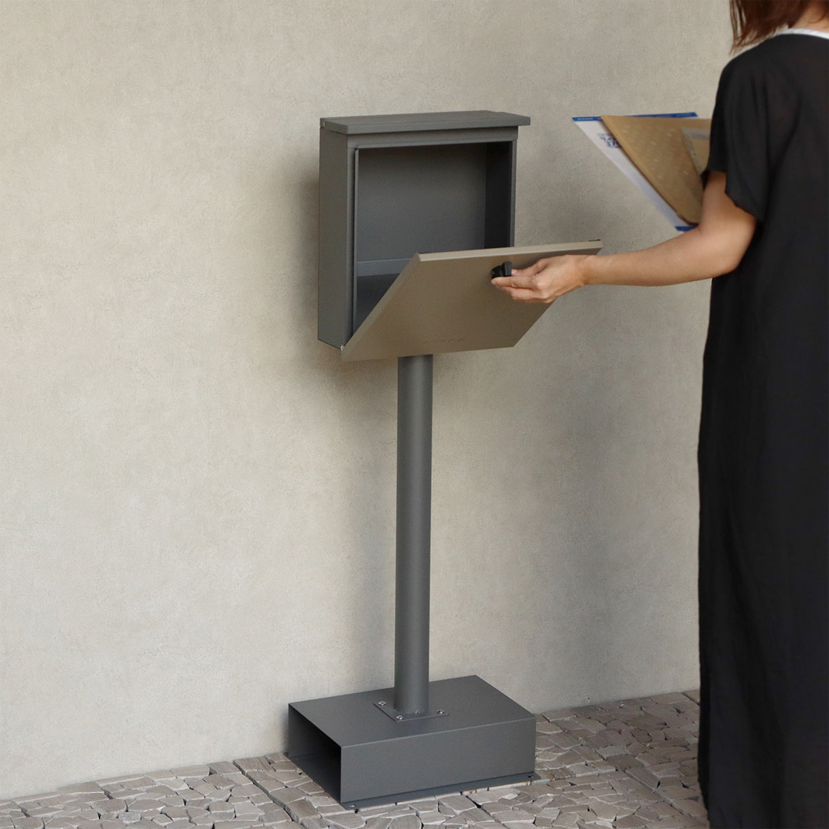 【スムーズな取り出し口】大きく開く扉と適度な深さで、郵便物の出し入れが簡単に行えます。