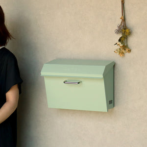 【玄関にそっと、北欧の彩り】やさしい色合いのセージグリーンが、無機質になりがちな玄関周りを、温かみのあるおしゃれな空間へと変えてくれます。