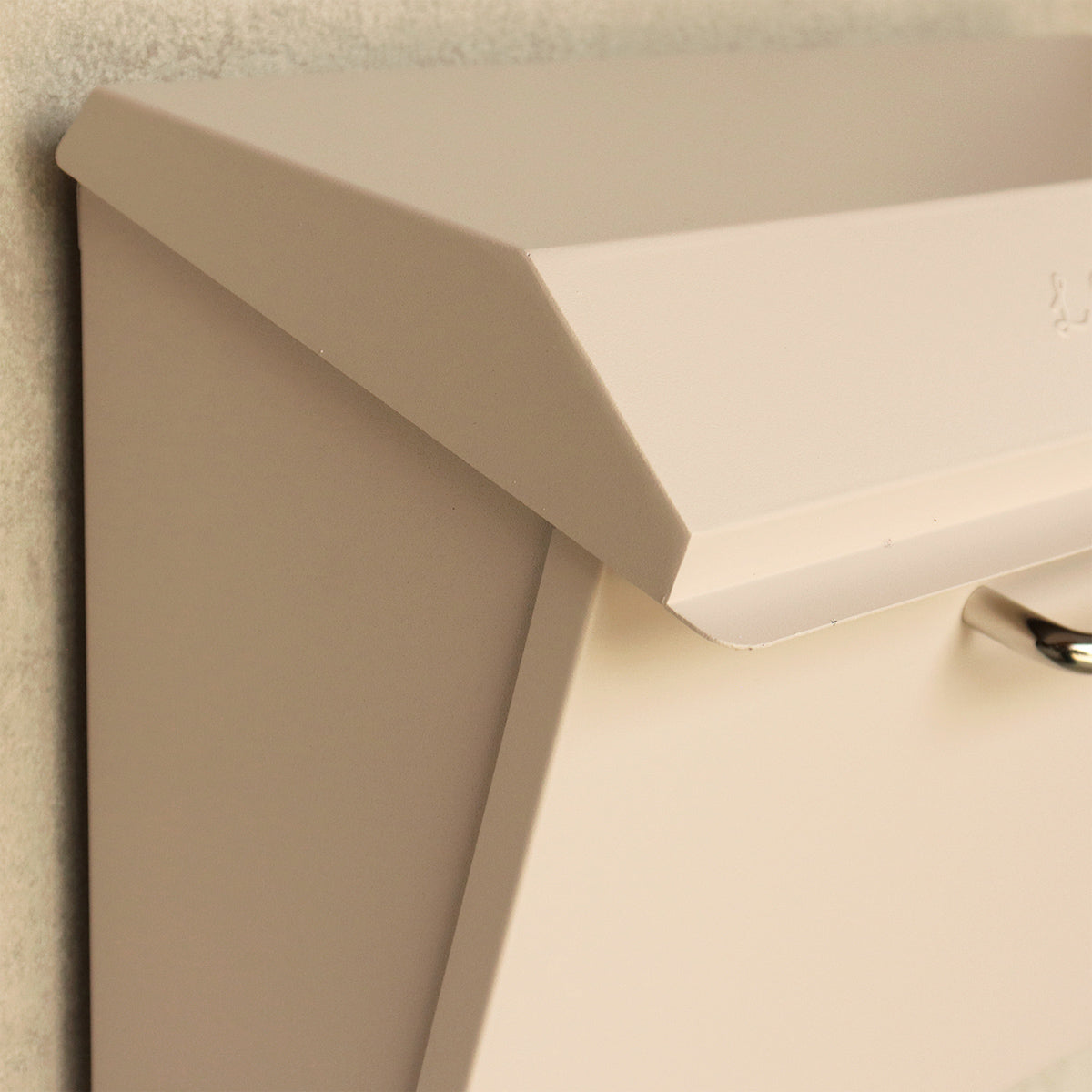 【細部に宿る、デザイン性】フタにさりげなくエンボス加工された"LETTER"の文字が、シンプルながらも洗練された印象を与え、日々の暮らしに小さな喜びを添えます。