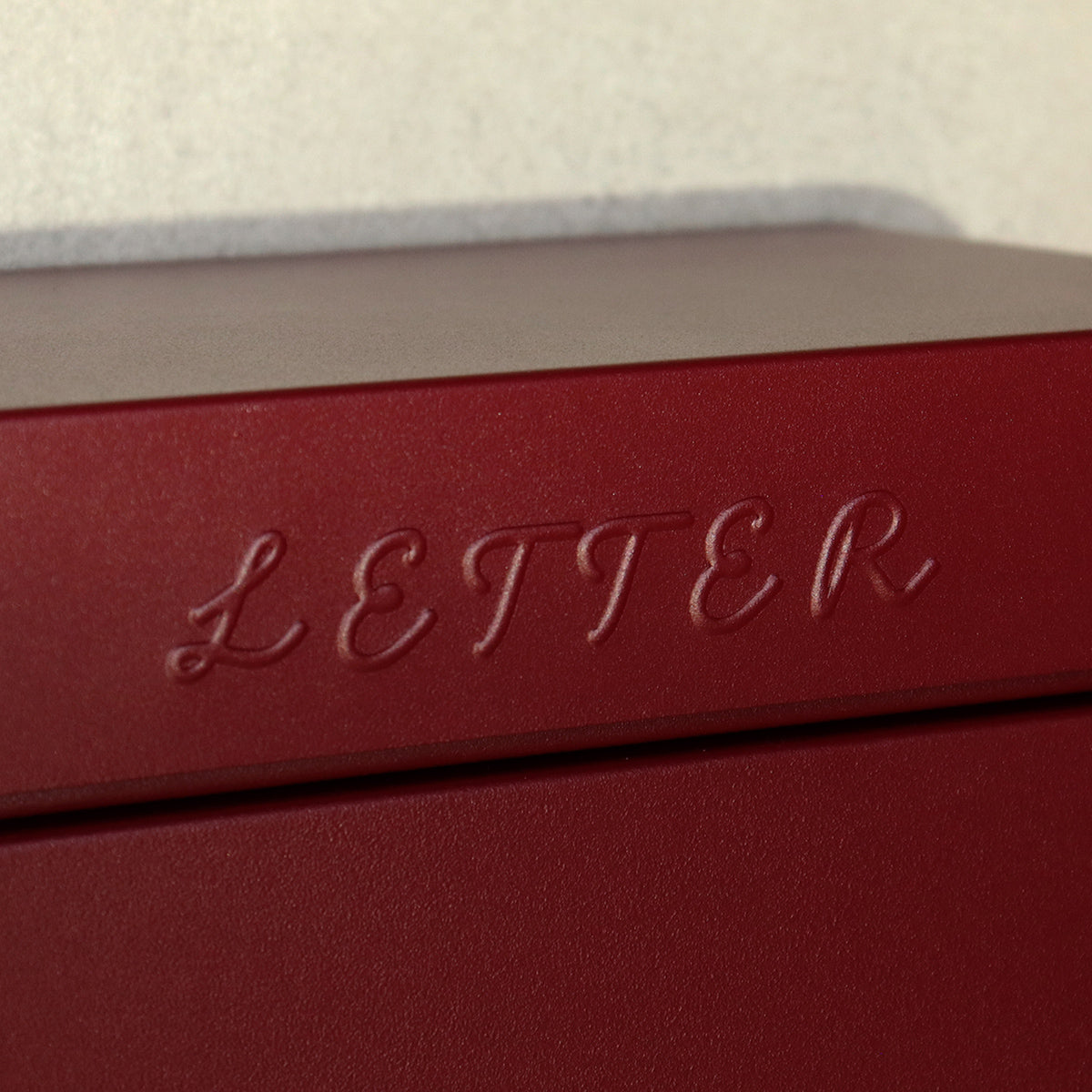 【さりげないエンボス加工で、上質な佇まい】天面にあしらわれた「LETTER」のエンボス文字が、細部までこだわりを感じさせるデザインです。