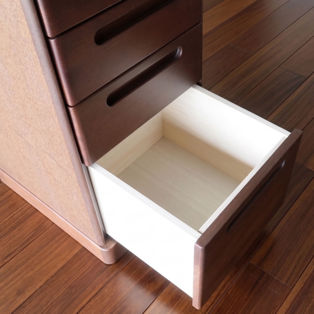 【深型引き出しの収納力】最下段の深型引き出しは、かさばる衣類や小物もすっきりと収まるゆとりの収納力を誇ります。