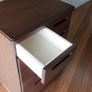 【上段浅型引き出し】上段の浅型引き出しは、アクセサリーや文房具など細々としたアイテムの収納に最適で、整理整頓をサポートします。