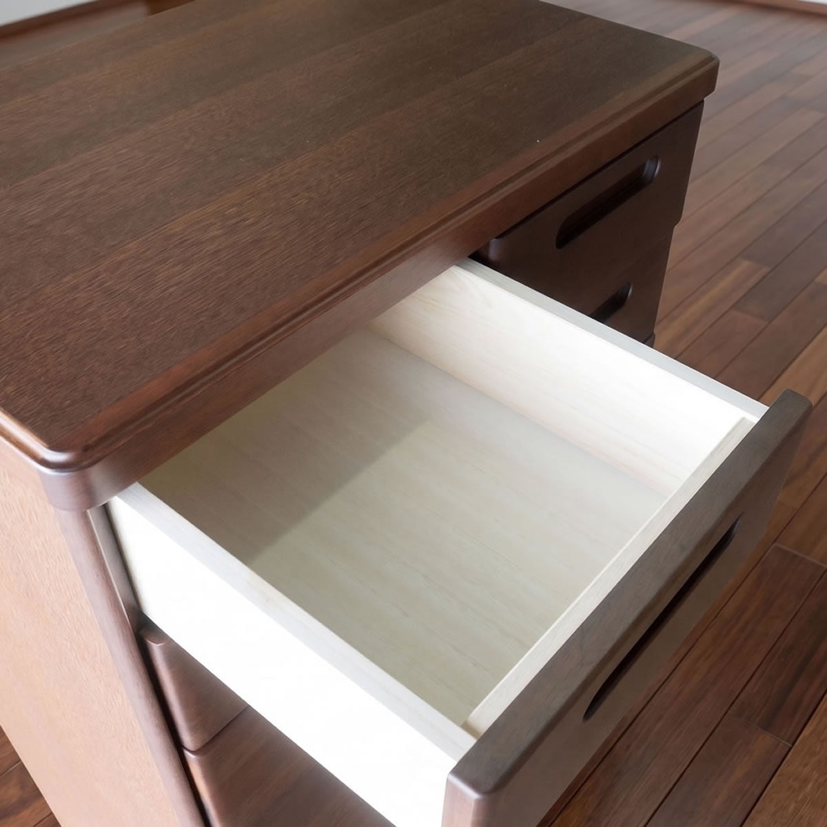 【整理しやすい浅型引き出し】上段の浅型引き出しは、小物や書類の整理に最適で、内部の白木が収納物を明るく見せます。
