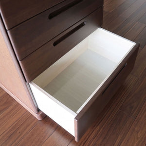 【最下段の深型収納】衣類やかさばる物の収納に最適な最下段の深型引き出しは、内部まで美しく仕上げられています。