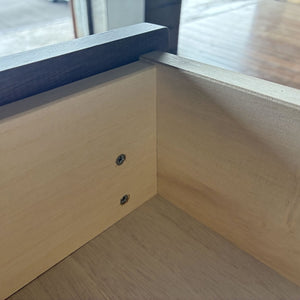 【浅型引き出しの内部】小物整理に最適な浅型引き出しの内部は、明るい白木仕上げで収納物を見やすく保ちます。