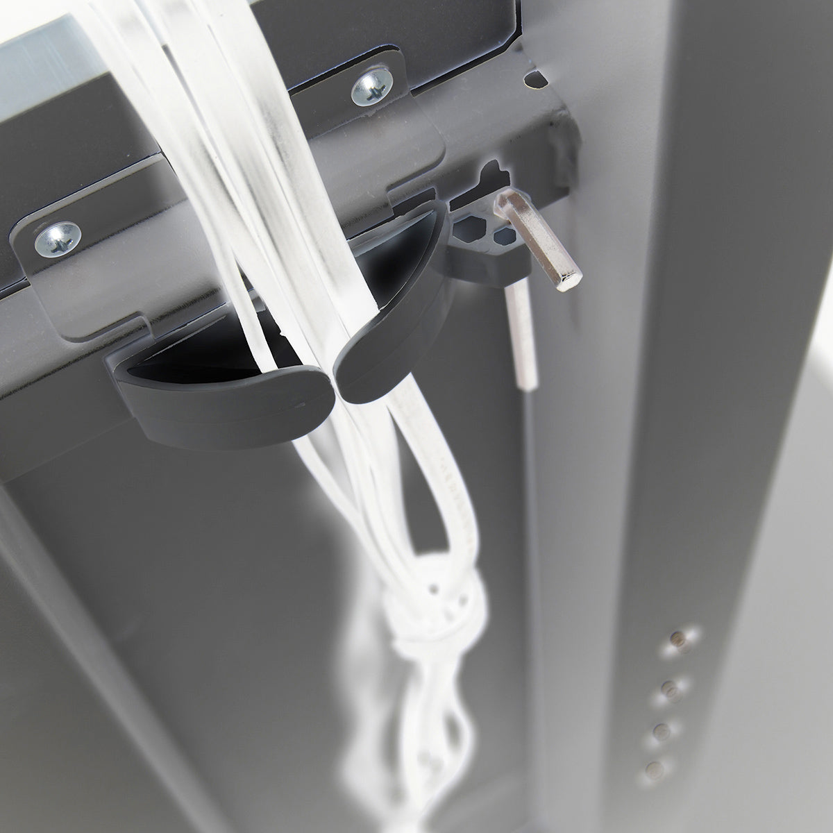 【ケーブルもすっきり収納】背面にあるコードホルダーで、テレビ周りの配線をまとめて隠し、見た目もクリーンに保ちます。