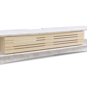 【リモコン操作もスムーズ】バーチ無垢材のスリット扉は、閉めたままでもリモコンの信号を通し、快適な操作を叶えます。