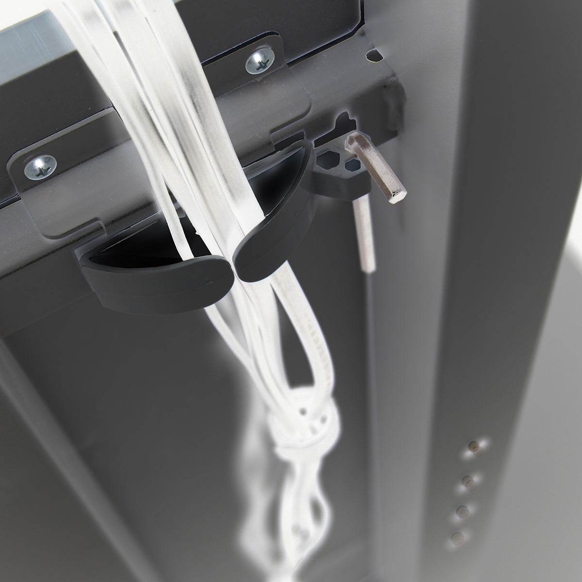 【裏側まですっきり】便利なコードホルダーで、テレビ周りの配線もきれいに隠して収納できます。