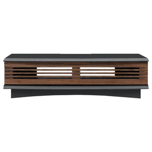 【機能美を追求した佇まい】ウォールナット無垢材のルーバー扉が、デザイン性と実用性を兼ね備えます。