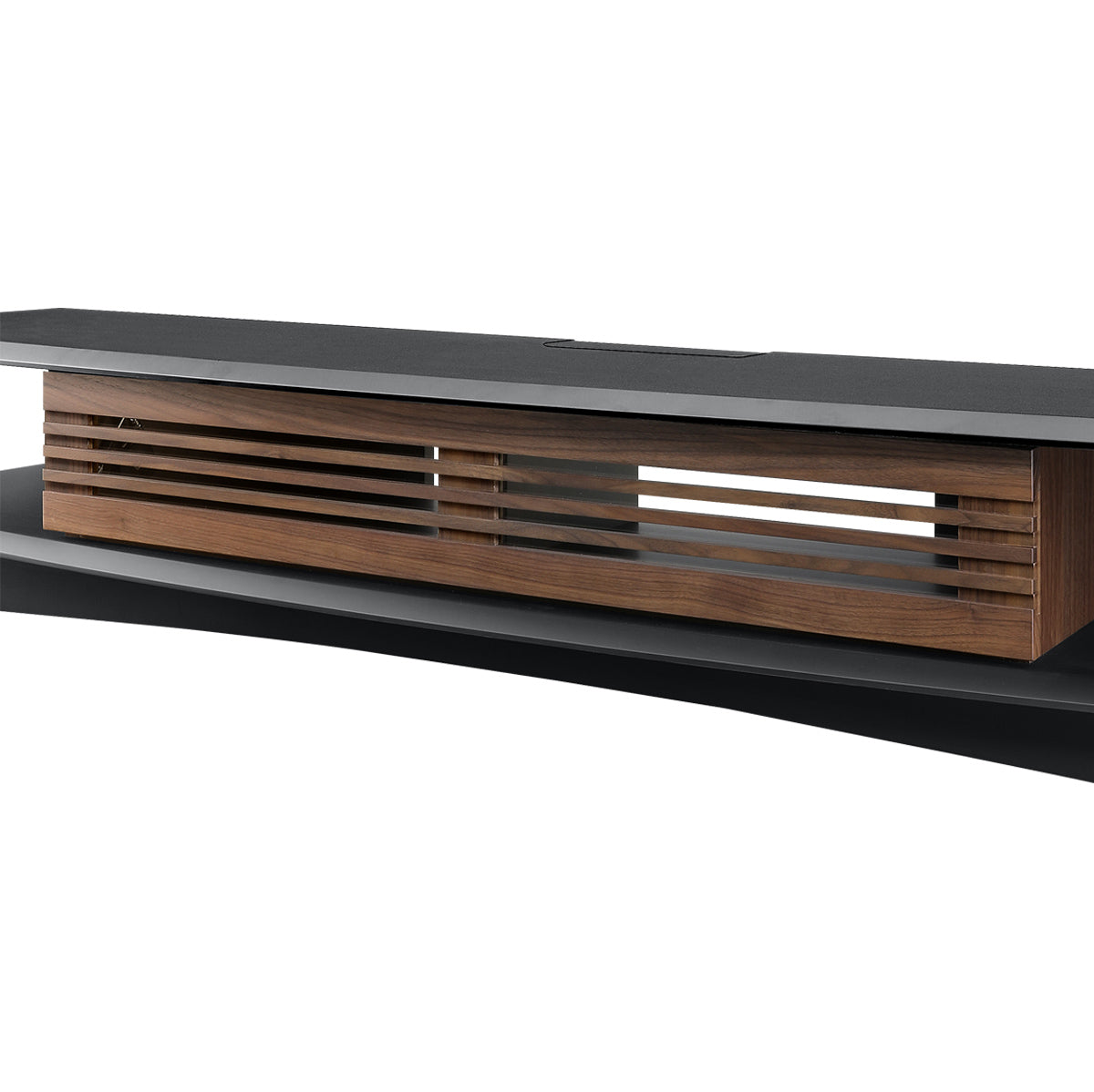 【匠の技が光る】ウォールナット無垢材の格子扉が、さりげなく高級感を演出します。