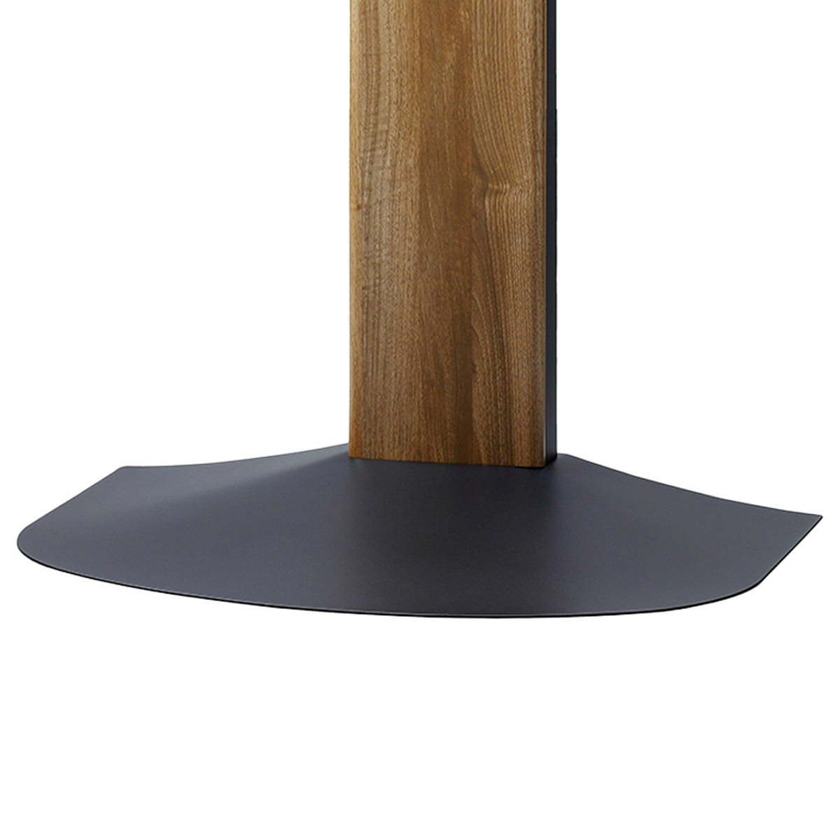 【安心の薄型底板】床に吸い付くような薄い底板は、つまずきにくく、デザイン性と安全性を両立しています。