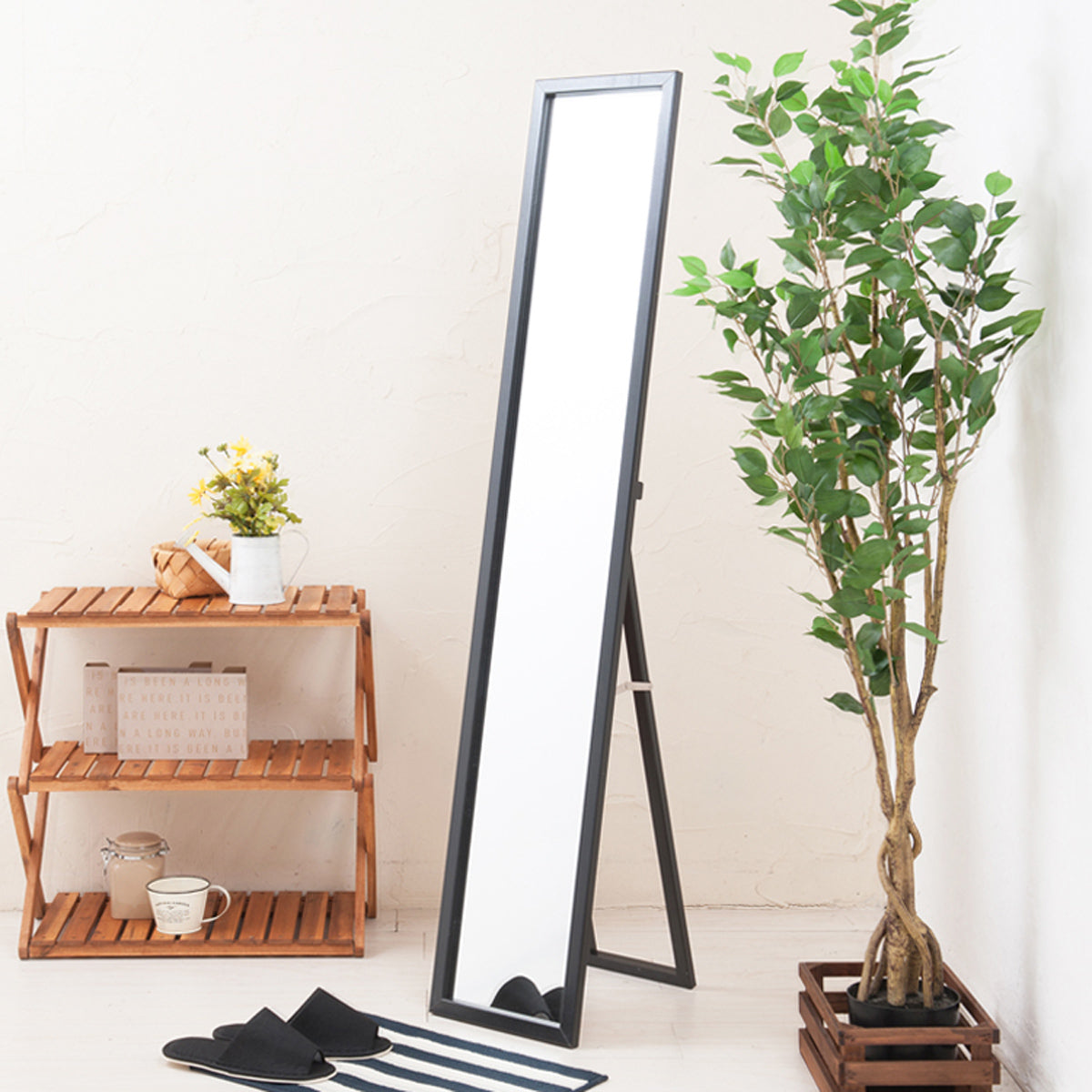 【洗練されたモダンな印象】クールなブラックフレームが空間を引き締め、スタイリッシュで洗練されたインテリアを叶えます。