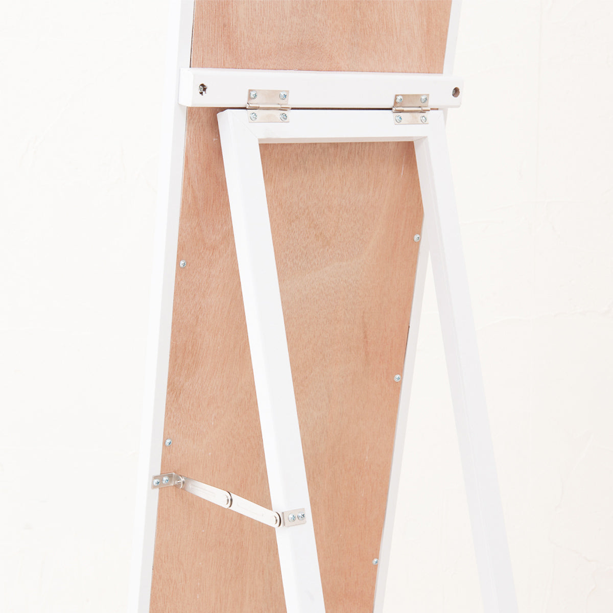 【安心の機能と使いやすさ】飛散防止加工に加え、開きすぎを防ぐ金具や角度調節可能なスタンドで、安全性と利便性を両立しました。