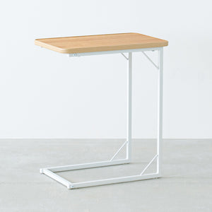 ソファやベッドサイド、デスク横など、様々なシーンで活躍してくれるスタイリッシュなデザインのサイドテーブル"ラテ"のスクエア天板タイプ。