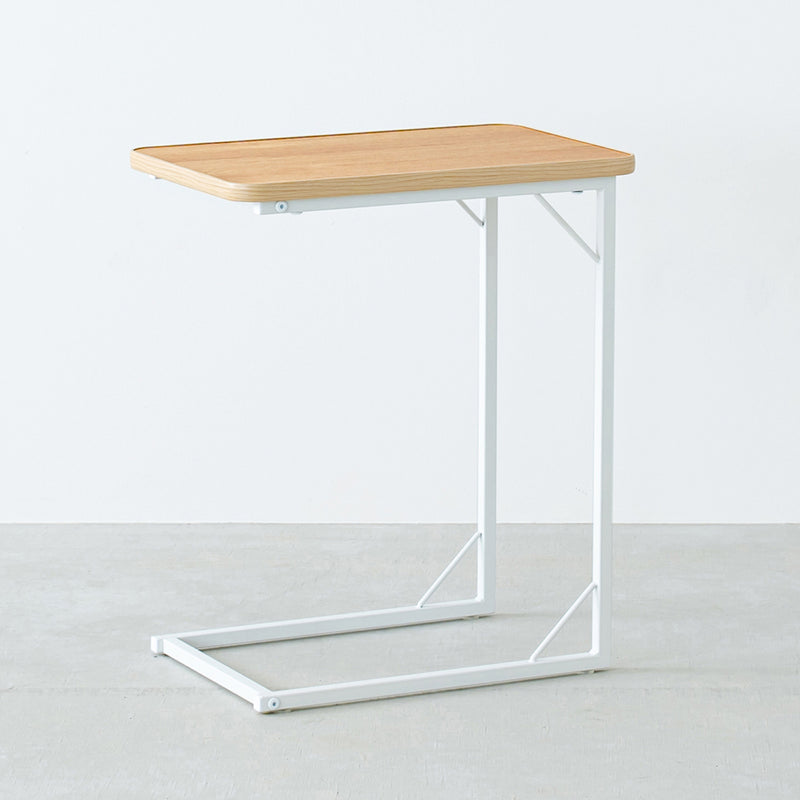 ソファやベッドサイド、デスク横など、様々なシーンで活躍してくれるスタイリッシュなデザインのサイドテーブル"ラテ"のスクエア天板タイプ。